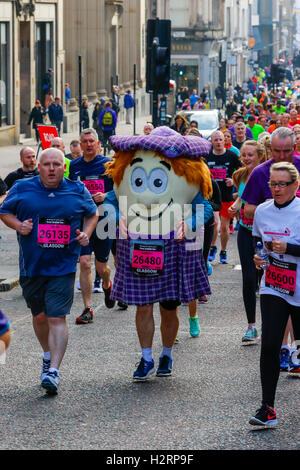 Glasgow, Royaume-Uni. 2e oct, 2016. Par un froid et brumeux matin d'octobre, plus de 30000 coureurs de tous niveaux, s'est prendre part à la grande course annuelle écossais à partir de George Square, dans le centre-ville de Glasgow. De nombreux coureurs ont été parrainés et l'exécution de lever des fonds pour leur charité. Credit : Findlay/Alamy Live News Banque D'Images