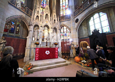 Wittenberg, Allemagne. 2e oct, 2016. Un autel rouge suspendu à la Reine Margrethe II de Danemark se trouve sur l'autel de la All Saints' Church après le service, à Wittenberg, Allemagne, 02 octobre 2016. La Reine a suspendu l'autel pour l'église comme un don pour la ré-ouverture de la All Saints' Church. Dpa : Crédit photo alliance/Alamy Live News Banque D'Images