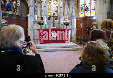 Wittenberg, Allemagne. 2e oct, 2016. Un autel rouge suspendu à la Reine Margrethe II de Danemark se trouve sur l'autel de la All Saints' Church après le service, à Wittenberg, Allemagne, 02 octobre 2016. La Reine a suspendu l'autel pour l'église comme un don pour la ré-ouverture de la All Saints' Church. Dpa : Crédit photo alliance/Alamy Live News Banque D'Images