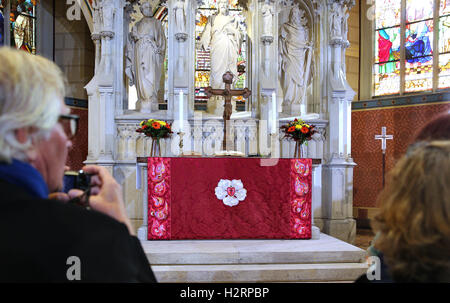 Wittenberg, Allemagne. 2e oct, 2016. Un autel rouge suspendu à la Reine Margrethe II de Danemark se trouve sur l'autel de la All Saints' Church après le service, à Wittenberg, Allemagne, 02 octobre 2016. La Reine a suspendu l'autel pour l'église comme un don pour la ré-ouverture de la All Saints' Church. Dpa : Crédit photo alliance/Alamy Live News Banque D'Images