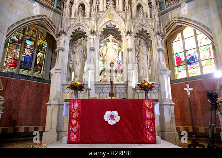 Wittenberg, Allemagne. 2e oct, 2016. Un autel rouge suspendu à la Reine Margrethe II de Danemark se trouve sur l'autel de la All Saints' Church après le service, à Wittenberg, Allemagne, 02 octobre 2016. La Reine a suspendu l'autel pour l'église comme un don pour la ré-ouverture de la All Saints' Church. Dpa : Crédit photo alliance/Alamy Live News Banque D'Images