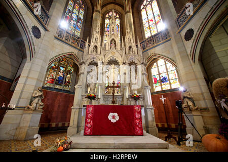 Wittenberg, Allemagne. 2e oct, 2016. Un autel rouge suspendu à la Reine Margrethe II de Danemark se trouve sur l'autel de la All Saints' Church après le service, à Wittenberg, Allemagne, 02 octobre 2016. La Reine a suspendu l'autel pour l'église comme un don pour la ré-ouverture de la All Saints' Church. Dpa : Crédit photo alliance/Alamy Live News Banque D'Images