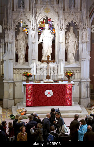 Wittenberg, Allemagne. 2e oct, 2016. Un autel rouge suspendu à la Reine Margrethe II de Danemark se trouve sur l'autel de la All Saints' Church après le service, à Wittenberg, Allemagne, 02 octobre 2016. La Reine a suspendu l'autel pour l'église comme un don pour la ré-ouverture de la All Saints' Church. Dpa : Crédit photo alliance/Alamy Live News Banque D'Images