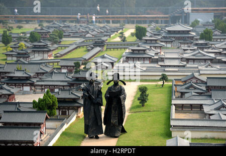 Xi'an, province du Shaanxi en Chine. 2e oct, 2016. Une sculpture vivante se tiendra au Palais Daming National Heritage Park à Xi'an, capitale de la Province chinoise de Shaanxi nord-ouest, le 2 octobre 2016. Crédit : Li Yibo/Xinhua/Alamy Live News Banque D'Images