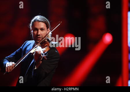 Berlin, Allemagne. 06Th Oct, 2016. Le violoniste David Garrett joue sur la ZDF show 'Willkommen bei Carmen Nebel' à Berlin, Allemagne, 01 octobre 2016. Photo : JOERG CARSTENSEN/dpa/Alamy Live News Banque D'Images