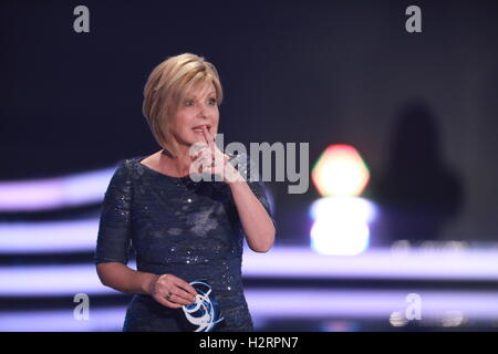 Berlin, Allemagne. 06Th Oct, 2016. Carmen Nebel sur la ZDF show 'Willkommen bei Carmen Nebel' à Berlin, Allemagne, 01 octobre 2016. Photo : JOERG CARSTENSEN/dpa/Alamy Live News Banque D'Images