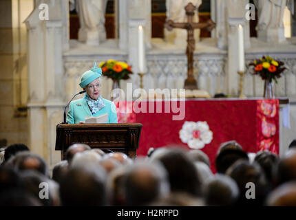 Wittenberg, Allemagne. 2e oct, 2016. La Reine Margrethe II de Danemark prend la parole lors du service pour la ré-ouverture de la All Saints' Church, à Wittenberg, Allemagne, 02 octobre 2016. La Reine Margrethe II de Danemark a suspendu l'autel pour l'église comme un don pour la ré-ouverture de la All Saints' Church. Dpa : Crédit photo alliance/Alamy Live News Banque D'Images