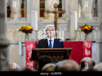 Wittenberg, Allemagne. 2e oct, 2016. Le Président allemand Joachim Gauck parle pendant le service pour la ré-ouverture de la All Saints' Church, à Wittenberg, Allemagne, 02 octobre 2016. La Reine Margrethe II de Danemark a suspendu l'autel pour l'église comme un don pour la ré-ouverture de la All Saints' Church. Dpa : Crédit photo alliance/Alamy Live News Banque D'Images