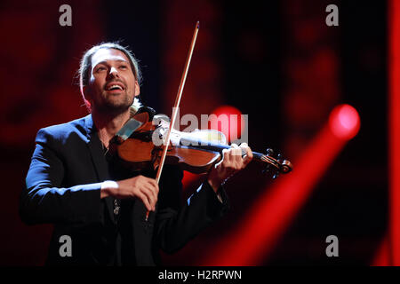 Berlin, Allemagne. 06Th Oct, 2016. Le violoniste David Garrett joue sur la ZDF show 'Willkommen bei Carmen Nebel' à Berlin, Allemagne, 01 octobre 2016. Photo : JOERG CARSTENSEN/dpa/Alamy Live News Banque D'Images