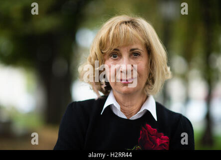 Munich, Allemagne. 09Th Oct, 2016. Roman policier à succès canadien auteur Joy Fielding se penche sur l'appareil photo à Munich, Allemagne, 02 octobre 2016. Fielding donnera une lecture de son nouveau roman "il n'est pas là' dans le cadre d'un roman policier festival à Munich. Photo : MATTHIAS BALK/dpa/Alamy Live News Banque D'Images