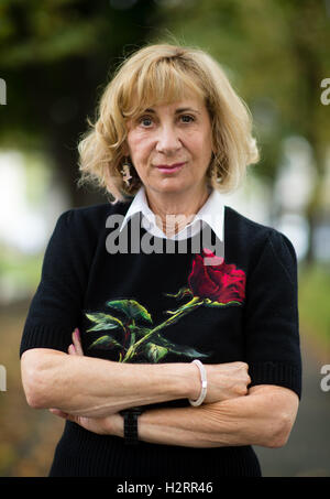 Munich, Allemagne. 09Th Oct, 2016. Roman policier à succès canadien auteur Joy Fielding se penche sur l'appareil photo à Munich, Allemagne, 02 octobre 2016. Fielding donnera une lecture de son nouveau roman "il n'est pas là' dans le cadre d'un roman policier festival à Munich. Photo : MATTHIAS BALK/dpa/Alamy Live News Banque D'Images