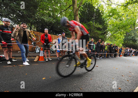 Londres, Royaume-Uni. 06Th Oct, 2016. La foule à l'Urbain Rollapaluza Hill Climb acclamations de la concurrence un rider l'agent d'attaque la plus importante section du cours. L'événement a eu lieu le Swain's Lane, sans doute le plus célèbre et notoirement difficile montée à Londres. . Crédit : Michael Preston/Alamy Live News Banque D'Images