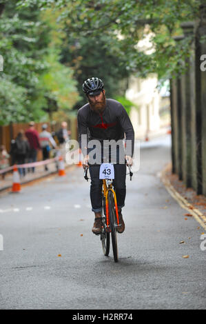 Londres, Royaume-Uni. 06Th Oct, 2016. Ed Holt, l'un des courses cyclistes dans la région de Highgate pendant la course de côte de Urbain Rollapaluza réchauffement de la concurrence peu avant le départ. L'événement a eu lieu le Swain's Lane, sans doute le plus célèbre et notoirement difficile montée à Londres. . Crédit : Michael Preston/Alamy Live News Banque D'Images