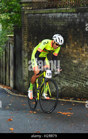 Londres, Royaume-Uni. 06Th Oct, 2016. Tim O'Rourke (Imperial Racing Team), un cycliste en compétition dans l'Urbain Rollapaluza Hill Climb agressivement la concurrence la plus forte l'adherence section du cours. L'événement a eu lieu le Swain's Lane, sans doute le plus célèbre et notoirement difficile montée à Londres. . Crédit : Michael Preston/Alamy Live News Banque D'Images