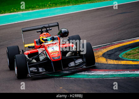 Imola, Italie. 09Th Oct, 2016. Le pilote de Prema Powerteam fr Lance Stroll de Le Canada concurrence pendant la course 2 du Championnat d'Europe de Formule 3 à Imola, Italie le 2 octobre 2016. Credit : Jure Makovec/Alamy Live News Banque D'Images