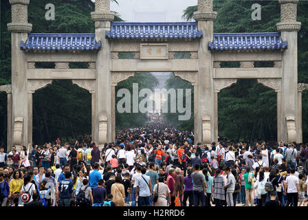 Nanjing, Jiangsu Province de la Chine. 2e oct, 2016. Personnes visitent Dr. Sun Yat-sen pour la visite à Nanjing, capitale de la province de Jiangsu, Chine orientale, le 2 octobre 2016. Les gens profiter de la deuxième journée de la Fête Nationale d'une semaine de vacances sur le dimanche. © Sun pouvez/Xinhua/Alamy Live News Banque D'Images