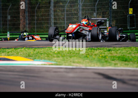 Imola, Italie. 09Th Oct, 2016. Le pilote de Prema Powerteam fr Lance Stroll de Le Canada concurrence pendant la course 2 du Championnat d'Europe de Formule 3 à Imola, Italie le 2 octobre 2016. Credit : Jure Makovec/Alamy Live News Banque D'Images