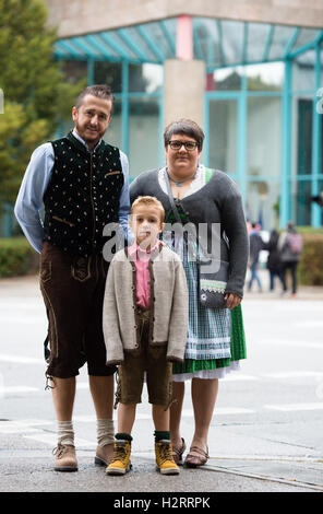 Berlin, Allemagne. 09Th Oct, 2016. La famille de Hongrie, Almos Balazs et Zsuzsanna avec leur fils de huit ans, après avoir soumis stand Levente leur bulletin de vote pour le référendum hongrois au consulat hongrois à Berlin, Allemagne, 02 octobre 2016. La famille est à l'Allemagne pour 16 ans. Plus de 8 millions de Hongrois ont été appelés à voter sur la politique des réfugiés de l'UE. Photo : MATTHIAS BALK/dpa/Alamy Live News Banque D'Images