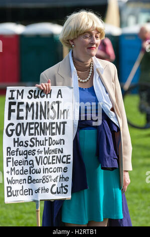 Birmingham, West Midlands, Royaume-Uni. 2 octobre 2016. Femme vêtue comme Theresa Mai à rallye anti-austérité. Les protestataires se détendre après le discours de l'Est rallye Green Birmingham. Des milliers participent à une manifestation nationale - "protester contre la conférence de Tory' - pour protester contre l'austérité, économique et malaise social au Royaume-Uni. La manifestation est organisée par l'Assemblée du peuple et pour qu'elles coïncident avec la conférence annuelle du parti conservateur qui se tient à Birmingham, West Midlands, Royaume-Uni. entre 2 - 5 octobre 2016. Credit : Graham M. Lawrence/Alamy Live News. Banque D'Images