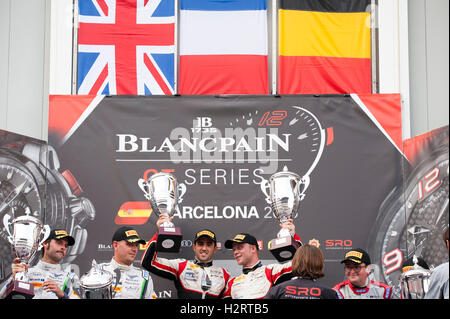 Barcelone, Espagne. 2 octobre, 2016. Les gagnants de la série Blancpain GT Tristan Vautier et Felix Rosenqvist, lors de la remise des prix sur le Festival de la vitesse de Barcelone sur le circuit de Catalunya. Crédit : Pablo Guillen/Alamy Live News Banque D'Images