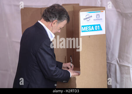 Bogota, Colombie. 2e oct, 2016. Le président colombien Juan Manuel Santos écrit son vote lors d'un référendum à Bogota, capitale de la Colombie, le 2 octobre 2016. Les électeurs admissibles le dimanche s'est joint à l'organisation d'un référendum pour approuver ou de puits l'accord de paix conclu par le gouvernement et les forces révolutionnaires de Colombie pour mettre fin à des conflits armés. © Jhon Paz/Xinhua/Alamy Live News Banque D'Images