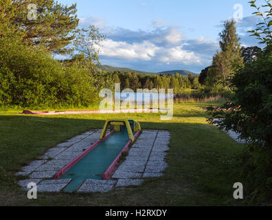 Mini-golf prêt à jouer. Rivière, forêts et collines en arrière-plan. Banque D'Images