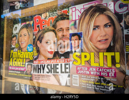 La dernière copie de personnes dans des magazines les Brangelina divorce, pris en sandwich entre les tabloïdes, les concurrents avec des histoires de l'ex de Brad Pitt Jennifer Aniston, sur un kiosque à journaux, à New York, le samedi 24 septembre 2016. People Magazine a publié une première question à couvrir les dernières nouvelles. (© Richard B. Levine) Banque D'Images