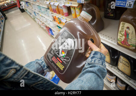 Une soif shopper choisit un gallon jug d'Arizona Arnold Palmer demi & la moitié, le thé glacé et limonade, dans un supermarché de New York le lundi 26 septembre 2016. Le populaire 'roi de Golf' est décédé dimanche des suites de problèmes cardiaques à l'âge de 87 ans. Palmer a été à l'avant-garde des sports marketing et a été l'un des plus élevés dans le monde de golf. (© Richard B. Levine) Banque D'Images