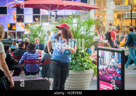 L'effectif des bénévoles de célébrer la Journée nationale de l'inscription des électeurs dans le Times Square à New York le mardi 27 septembre 2016. Les volontaires ont attiré les personnes non inscrites de s'inscrire pour voter. (© Richard B. Levine) Banque D'Images