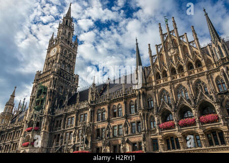 Le Rathaus ou nouvel hôtel de ville à la partie nord de la Marienplatz, dans la ville de Munich en Bavière, Allemagne. Banque D'Images