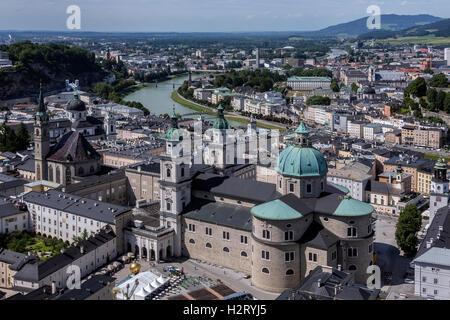 Vue depuis le château de Hohensalzburg au-dessus de la ville de Salzbourg en Autriche. Salzbourg est la quatrième plus grande ville d'Autriche. Banque D'Images