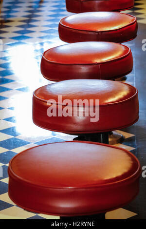 Classic diner avec tabourets vides dans une rangée Banque D'Images