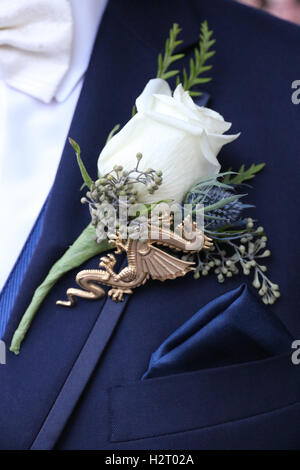 Groom vêtu d'un boutineer avec un dragon Banque D'Images