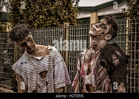 Deux hommes zombies debout dans ville vide street looking at camera Banque D'Images