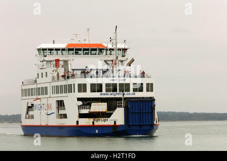 19 septembre 2016, à l'île de Wight à Yarmouth Ferry Lymington sur route, ONU-chargement des véhicules, voitures, minibus, cars et 4x4 Banque D'Images