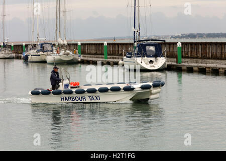 18 septembre 2016, petit bateau ouvert taxi dans le port de Yarmouth sur l'île de Wight. Banque D'Images