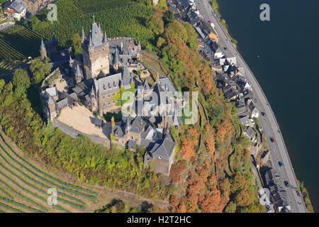 VUE AÉRIENNE.Château de Cochem surplombant la rivière Mosel.Reichsburg Cochem, Rhénanie-Palatinat, Allemagne. Banque D'Images