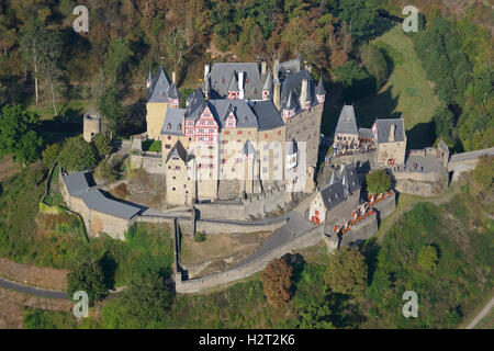 VUE AÉRIENNE. Château médiéval dans un environnement boisé. Château d'Elz, Wierschem, Rhénanie-Palatinat, Allemagne. Banque D'Images