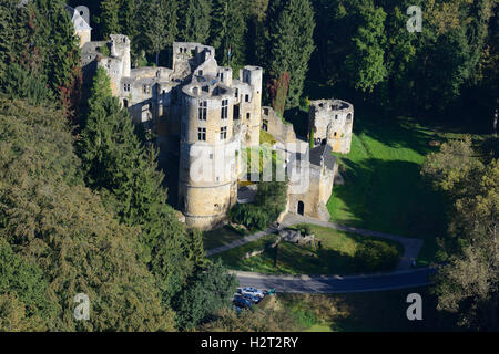 VUE AÉRIENNE. Château médiéval abandonné. Château de Beaufort, quartier de Grevenmacher, Luxembourg. Banque D'Images