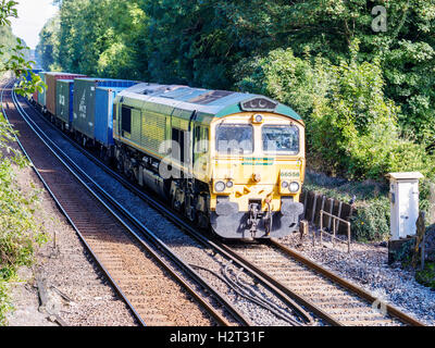 Un train de conteneurs Freightliner tiré par une locomotive diesel de la classe 66 dans Freightliner livery passe St Croix près de Winchester. Banque D'Images