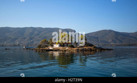 Petite île dans le golfe Saronique, en Grèce. Banque D'Images