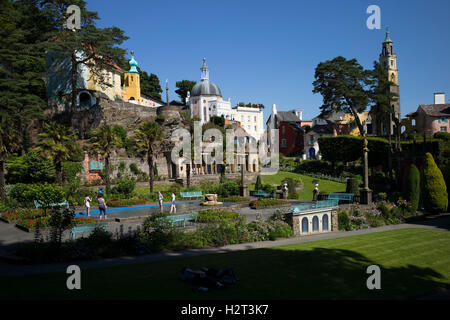 "Cooling off" dans le village de Portmeirion, Gwynedd, au nord du Pays de Galles, Royaume-Uni Banque D'Images