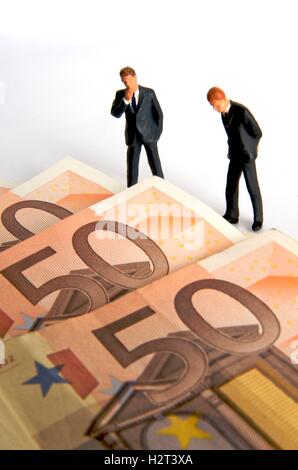 Les hommes d'affaires, figurines, et les billets en euro Banque D'Images