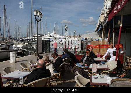 Café-dans le port de Toulon, Var, Cote d'Azur, Provence, France, Europe Banque D'Images