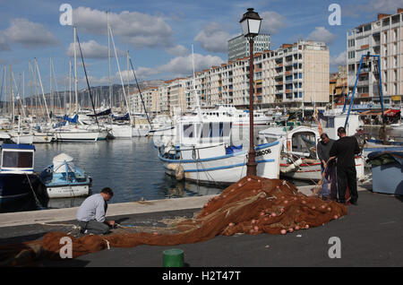 Les pêcheurs réparer leurs filets sur le quai Minerve au port de Toulon, Var, Cote d'Azur, France, Europe Banque D'Images