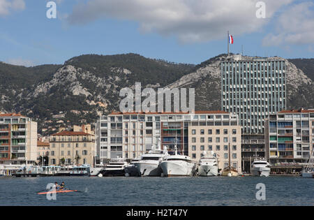 Vue depuis le Quai Minerve sur les voiliers dans le port de Toulon, Var, Cote d'Azur, France, Europe Banque D'Images