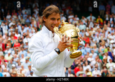 Les hommes, la victoire finale cérémonie, vainqueur Rafael Nadal, l'Espagne, avec cuvette, Wimbledon 2010, tournoi du Grand Chelem de l'ITF Banque D'Images