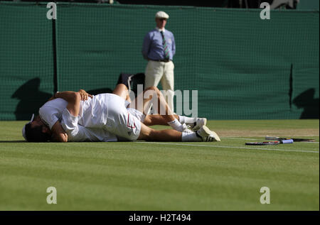 Finale du double masculin, Jürgen Melzer, l'Autriche, avec capuchon, et Philipp Petzschner, Allemagne, de Wimbledon en 2010 Banque D'Images