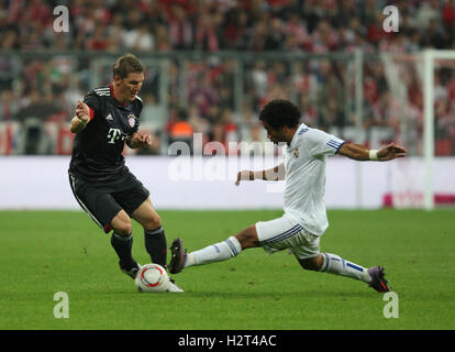 Bastian Schweinsteiger et Marcelo Vieira, Franz Beckenbauer match d'adieu, FC Bavaria Munich c. Real Madrid à l'Allianz Banque D'Images