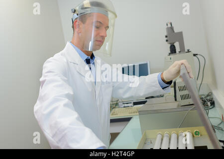 Beau scientist doing reserches avec les machines de l'état de l'art Banque D'Images